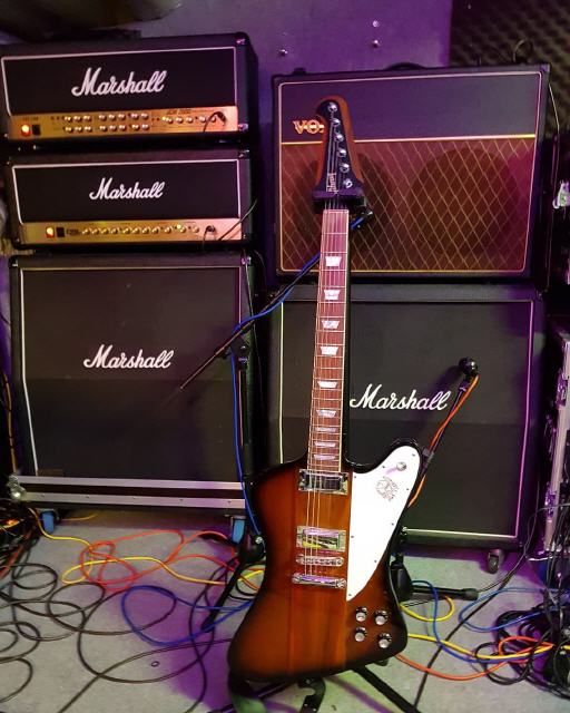 STAINLESS BLUE, Gibson Firebird en Vox AC30